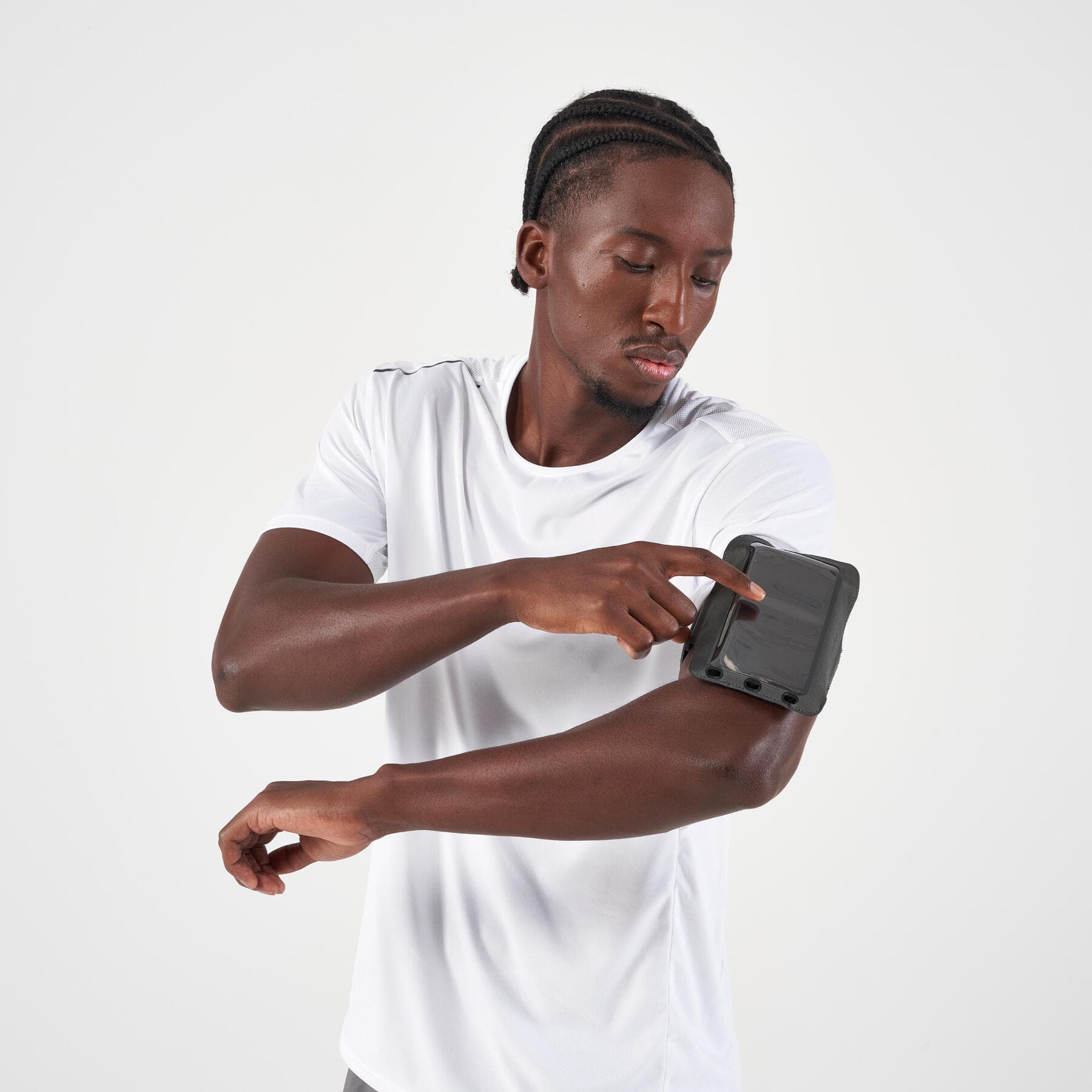 بازوبند موبایل دکتلون – جا موبایلی کالنجی Kiprun Running Armband / Phone Holder – Black — تصویر ۲