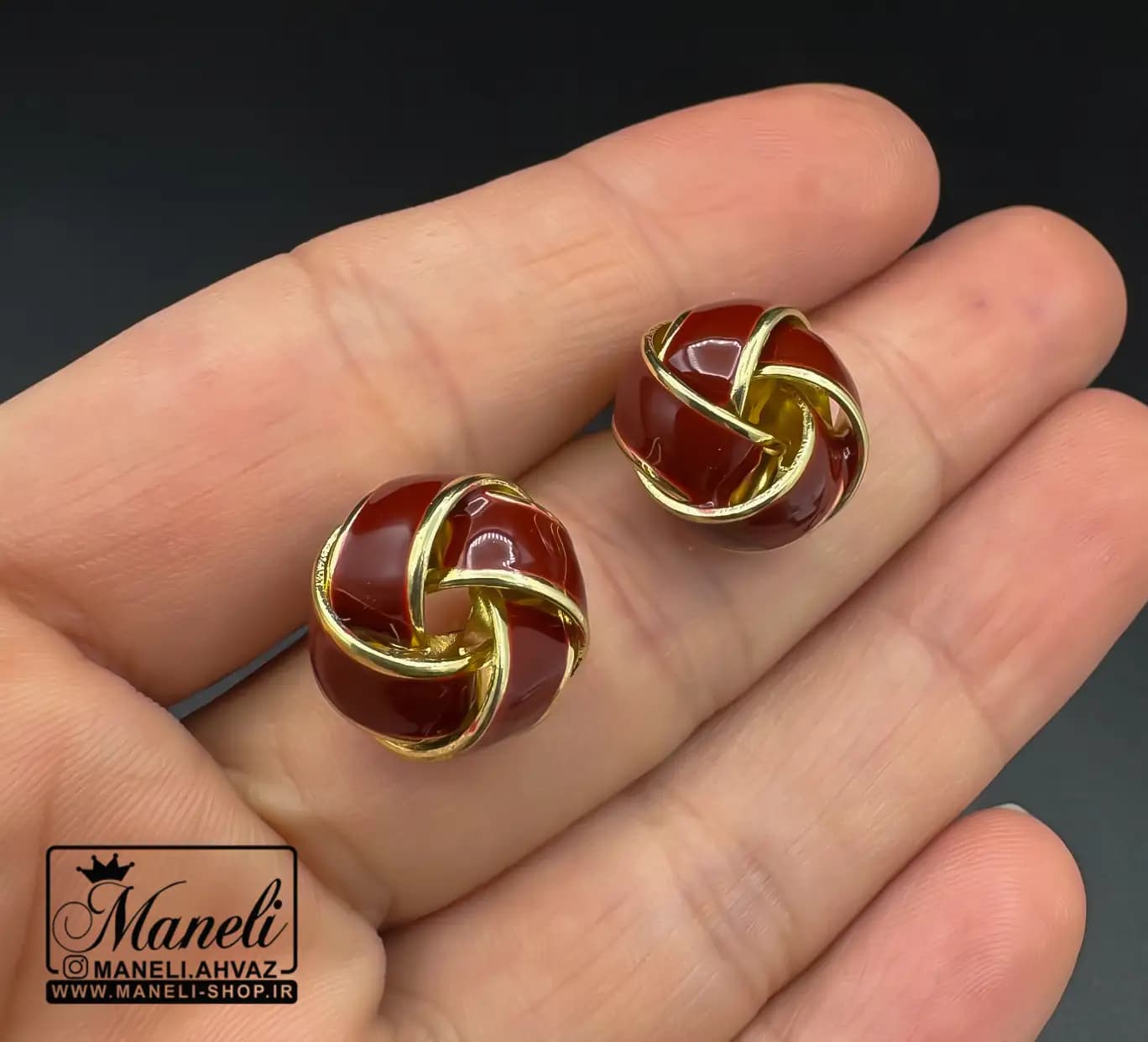 گوشواره میخی قرمز طرح گل میناکاری — تصویر ۳