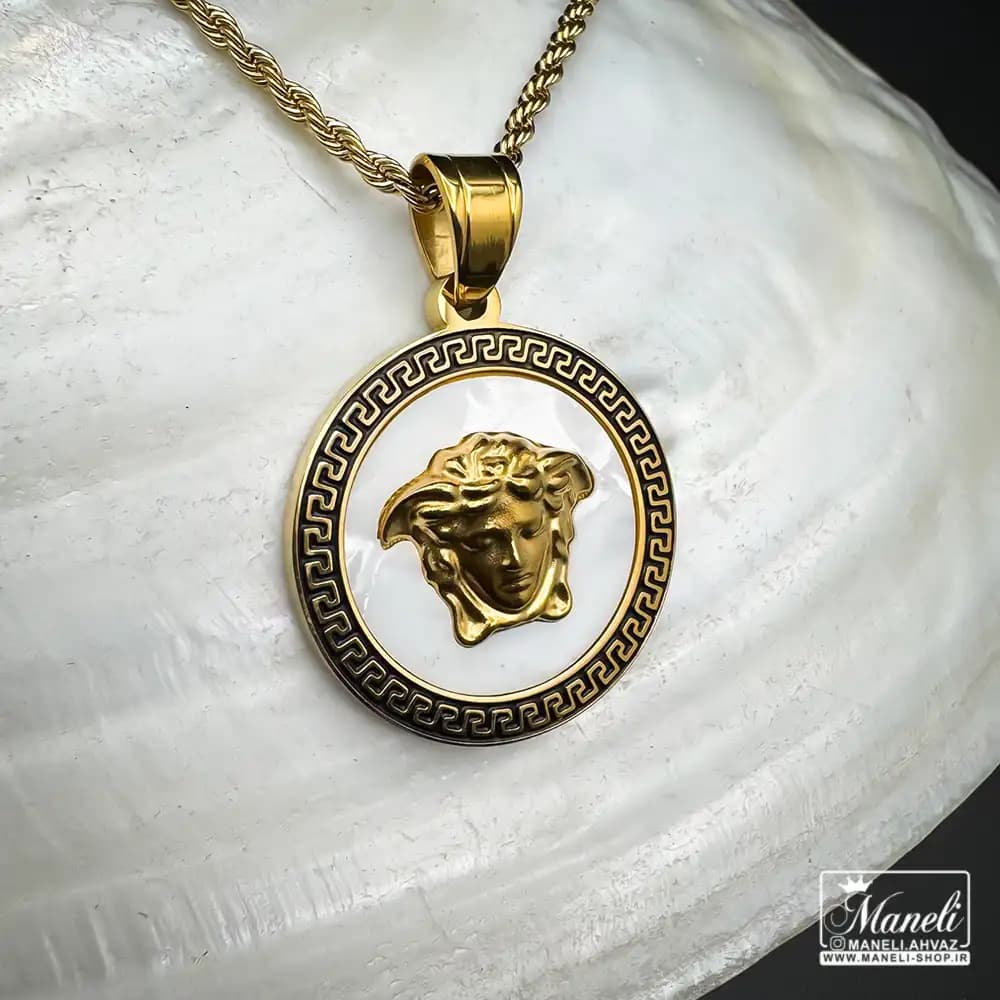 گردنبند ورساچه با آویز طلایی و زمینه صدفی — تصویر ۳