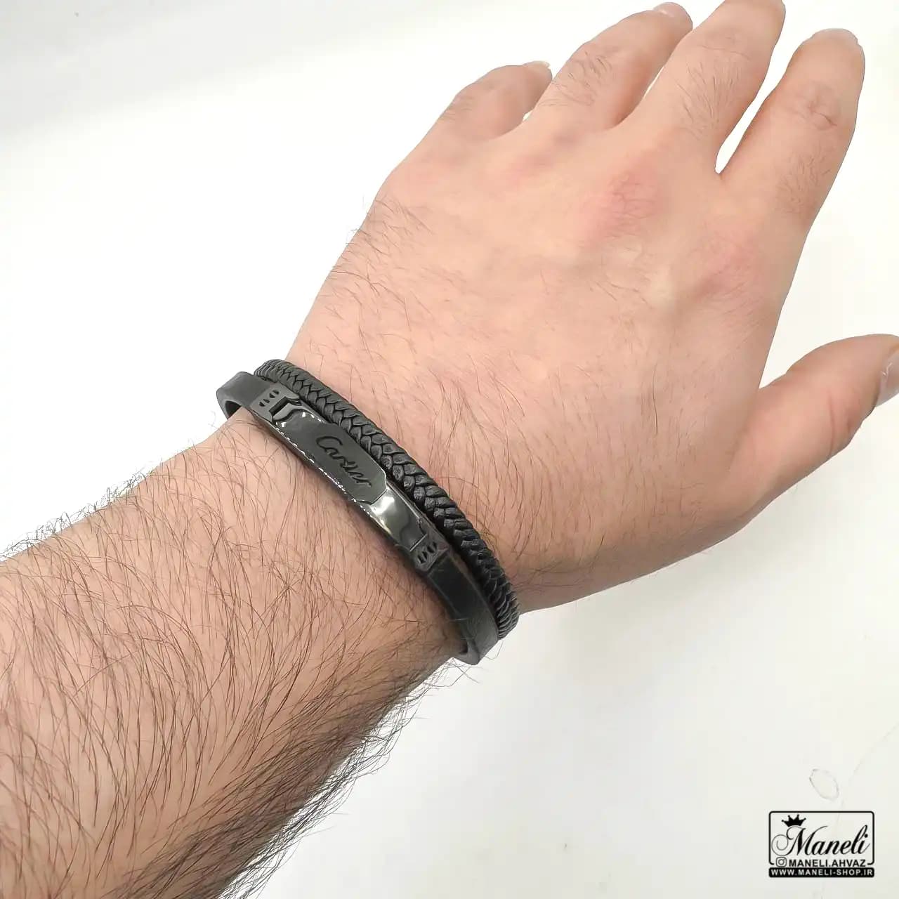 دستبند مردانه چرم با پلاک مشکی استیل با نوشته cartier