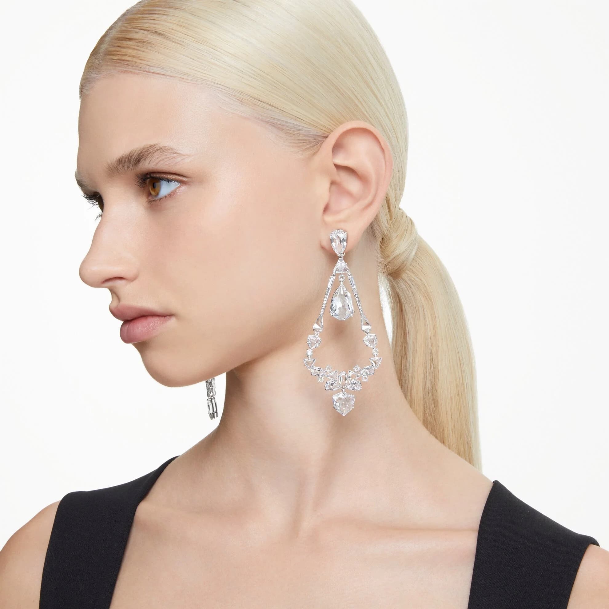 گوشواره سفید سواروسکی اورجینال Swarovski Mesmera Klipsli Küpeler 5665827 — تصویر ۲