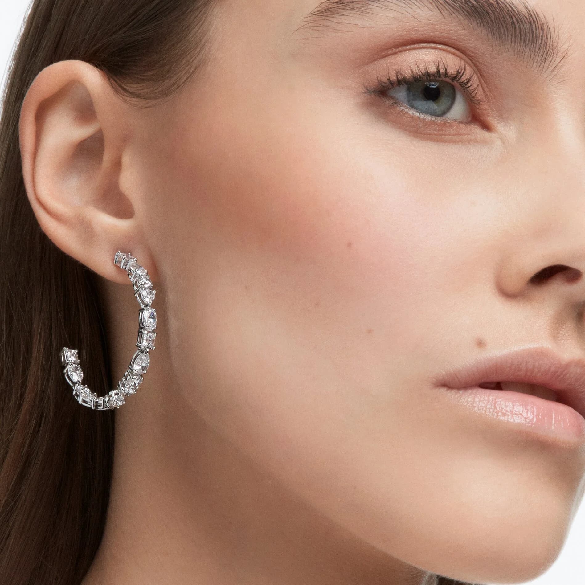 گوشواره سفید سواروسکی اورجینال Swarovski Mesmera halka küpeler 5672834 — تصویر ۲