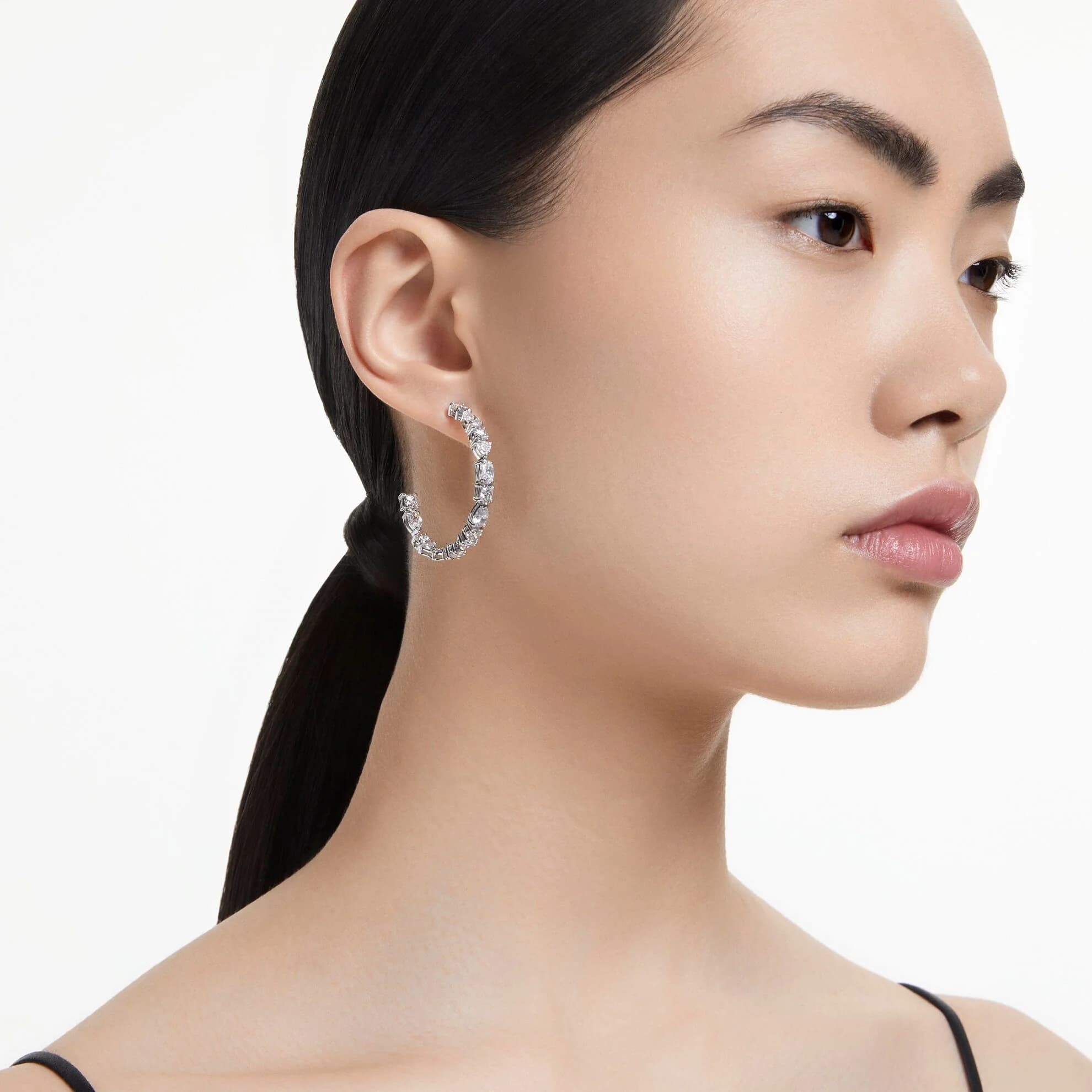 گوشواره سفید سواروسکی اورجینال Swarovski Mesmera halka küpeler 5672834 — تصویر ۴