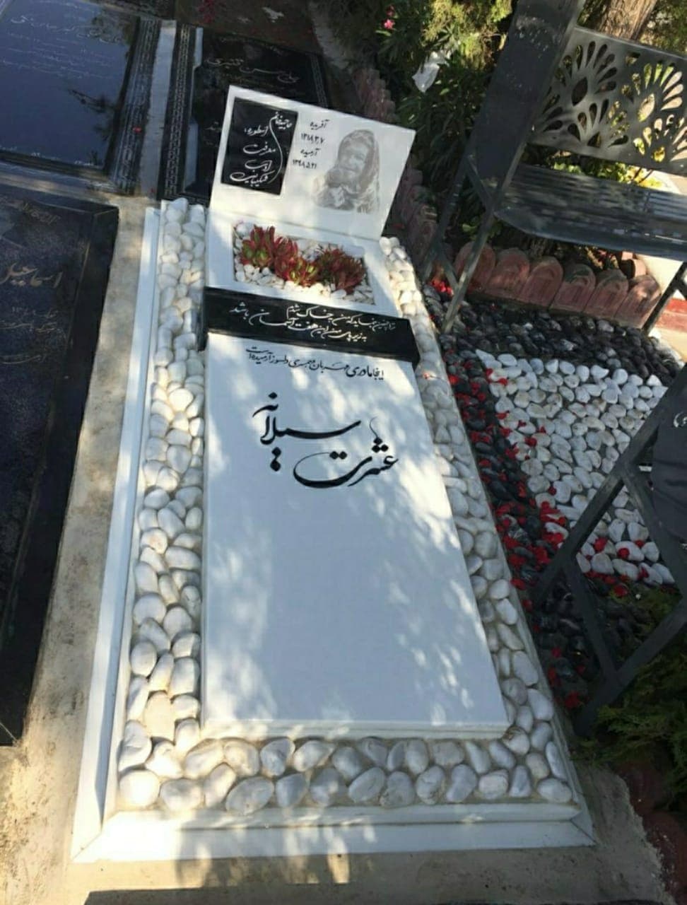 سنگ قبرنانو خارجی