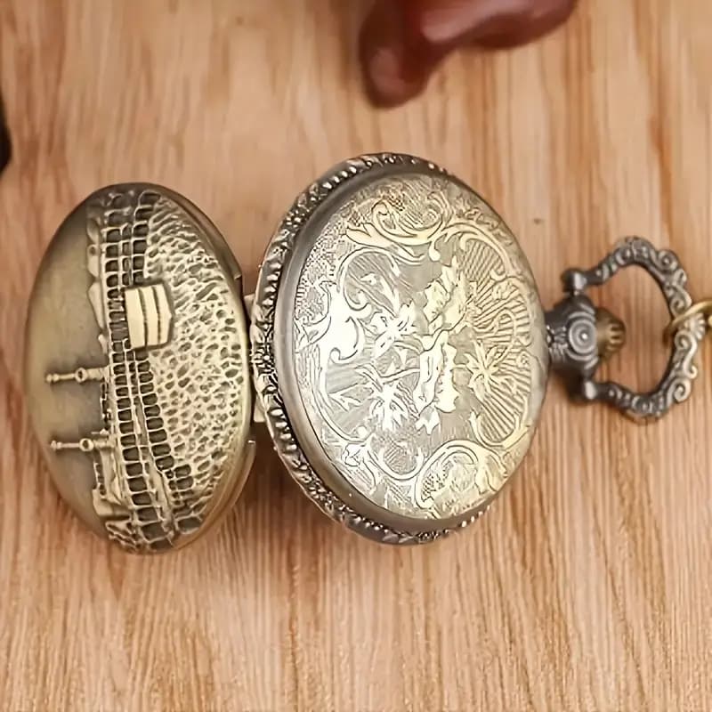 ساعت جیبی/آویز برنزی طرح قلعه مربعی حکاکی شده کوارتز — تصویر ۴