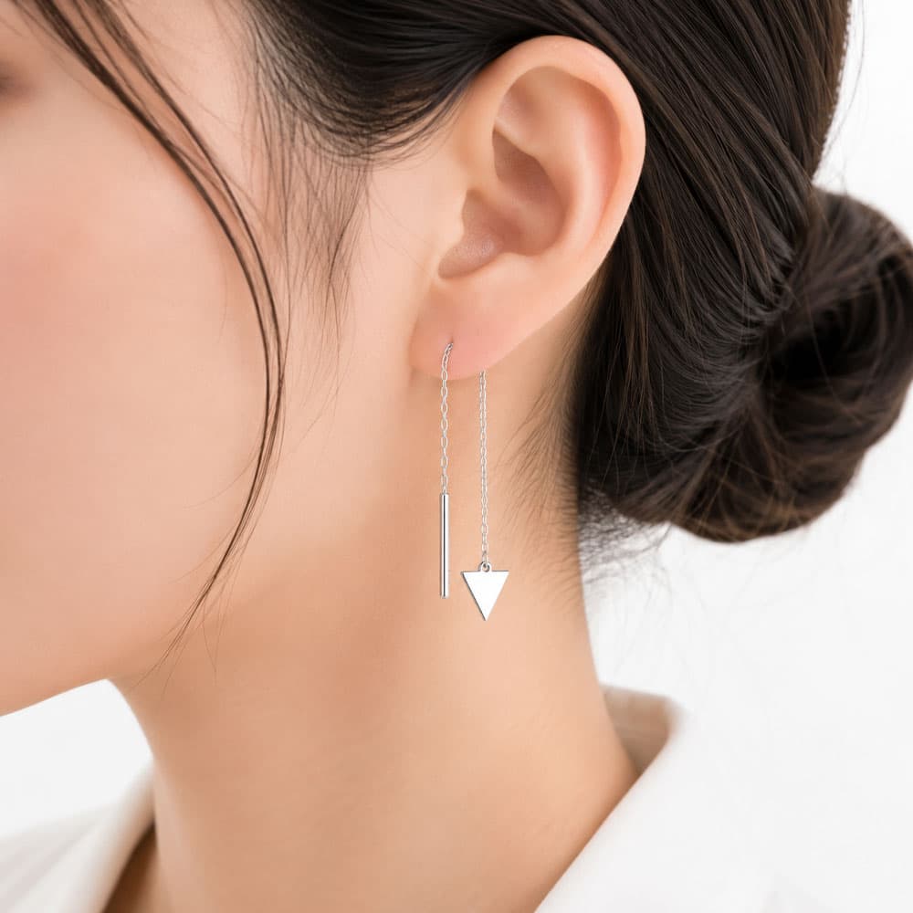 گوشواره بخیه‌ای زنانه طرح مثلث وارونه نقره‌ای THR-1018