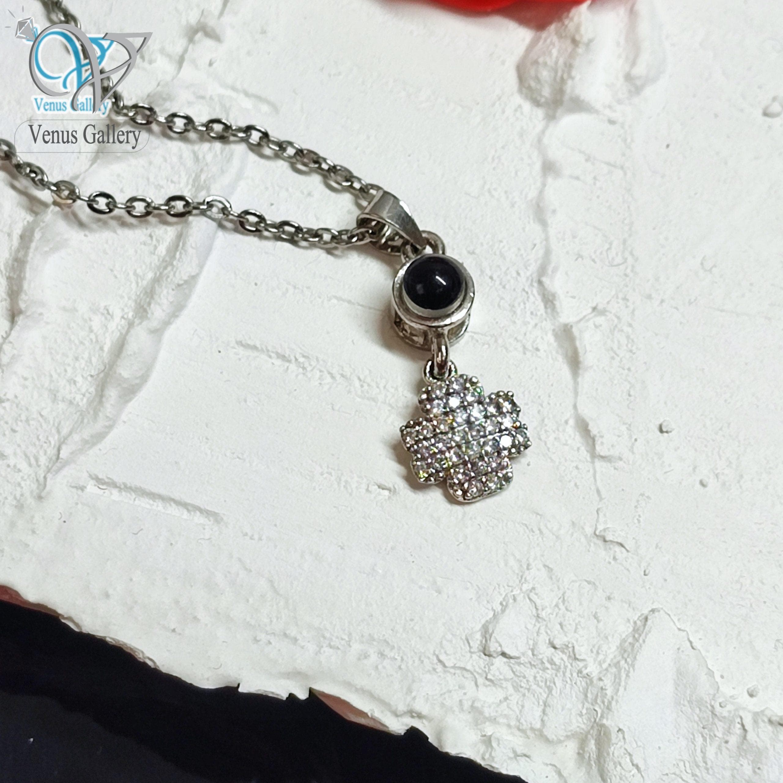 گردنبند نقره به صد زبان دنیا دوستت دارم طرح گل شبدر — تصویر ۳