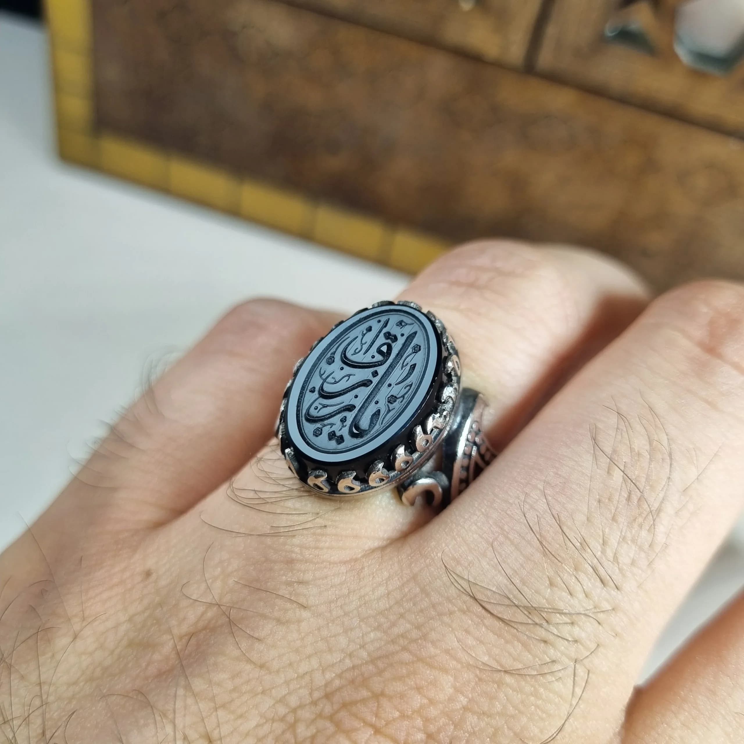 انگشتر مردانه نقره روس عقیق مشکی حکاکی یا رزاق — تصویر ۲