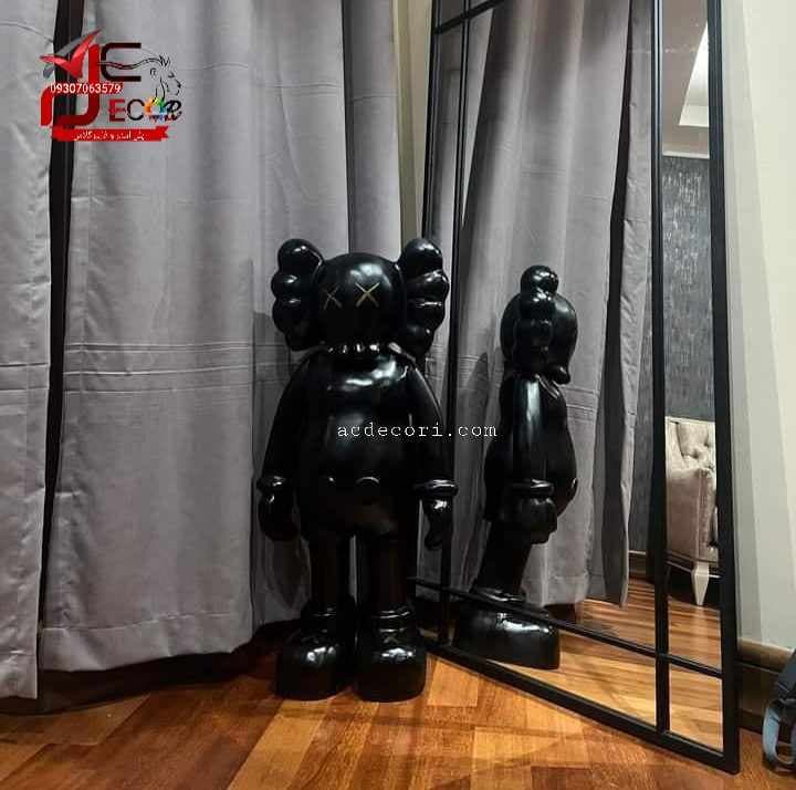 مجسمه کاوز ایستاده