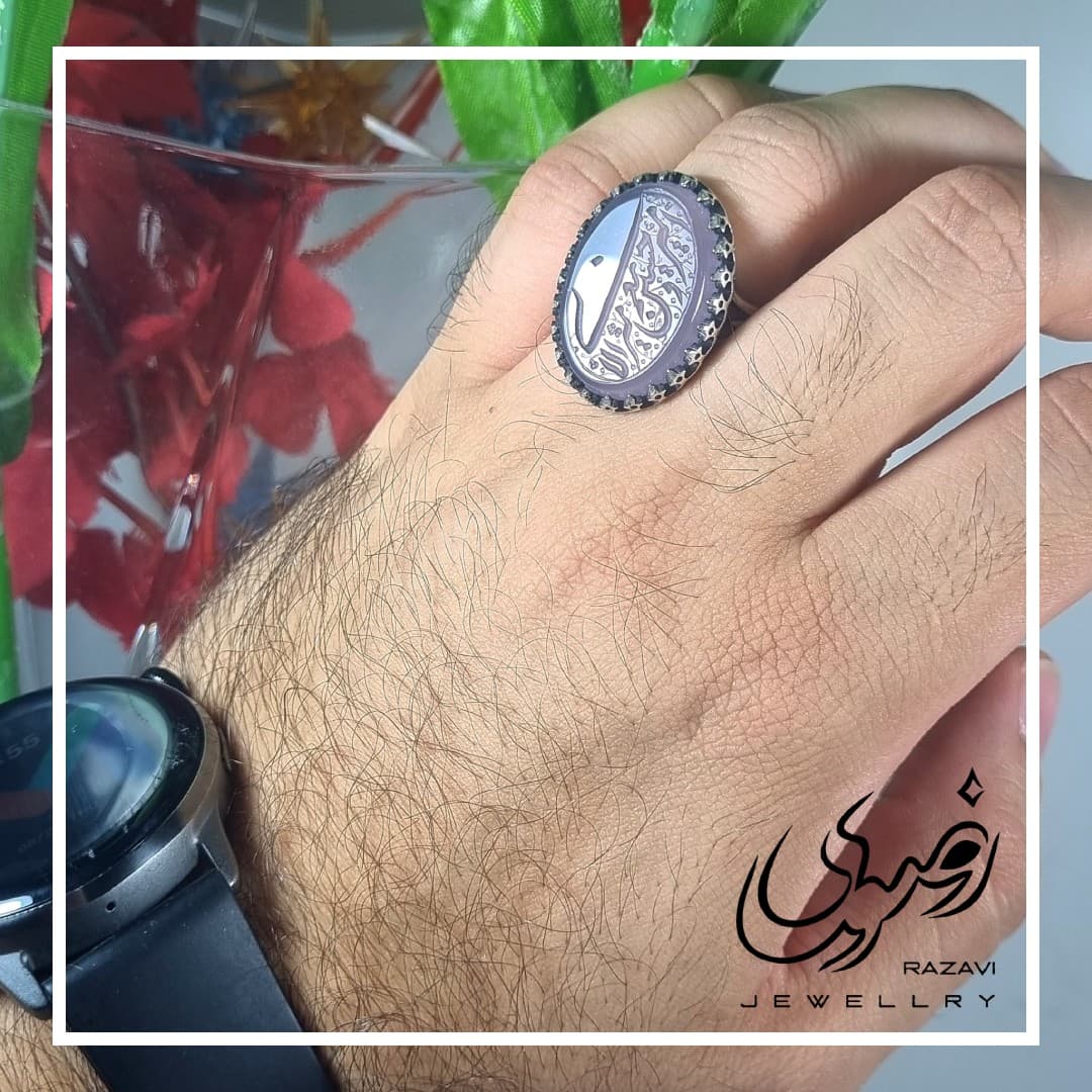 انگشتر نقره مردانه عقیق کبود اصل طرح نیزه امیری حسین و نعم الامیر — تصویر ۳