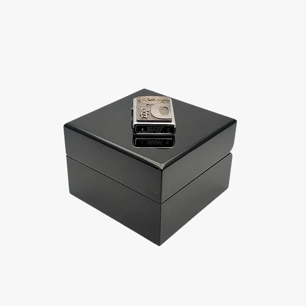فندک زیپو مدل Commemorative 1932-2012 Limited Edition High-Gloss Chrome کد 2003255 — تصویر ۷