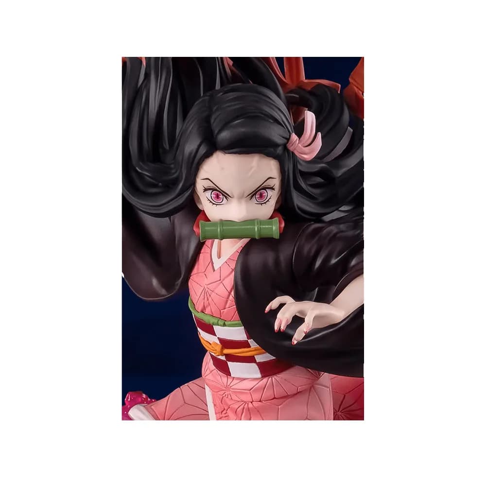 فیگور Nezuko Kamado از انیمه Demon Slayer در حال اجرای هنر خون شیطانی ساخت شرکت Bandai Tamashii — تصویر ۵