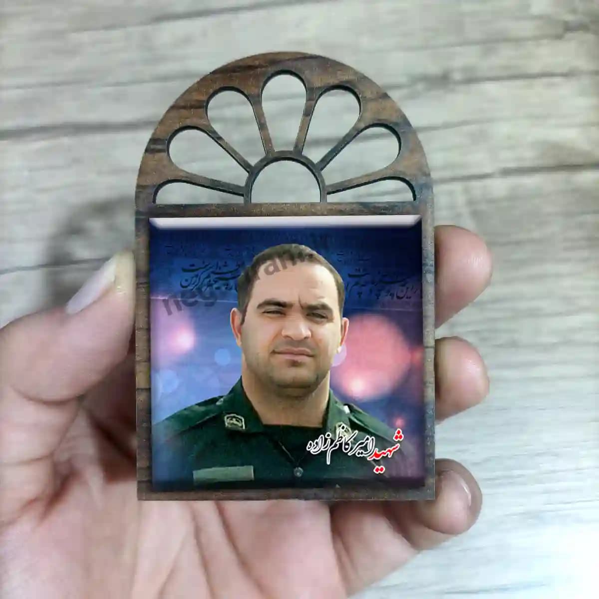 تندیس کاشی پنجره ای شهید امیر کاظم زاده مدل 2Z90 — تصویر ۳