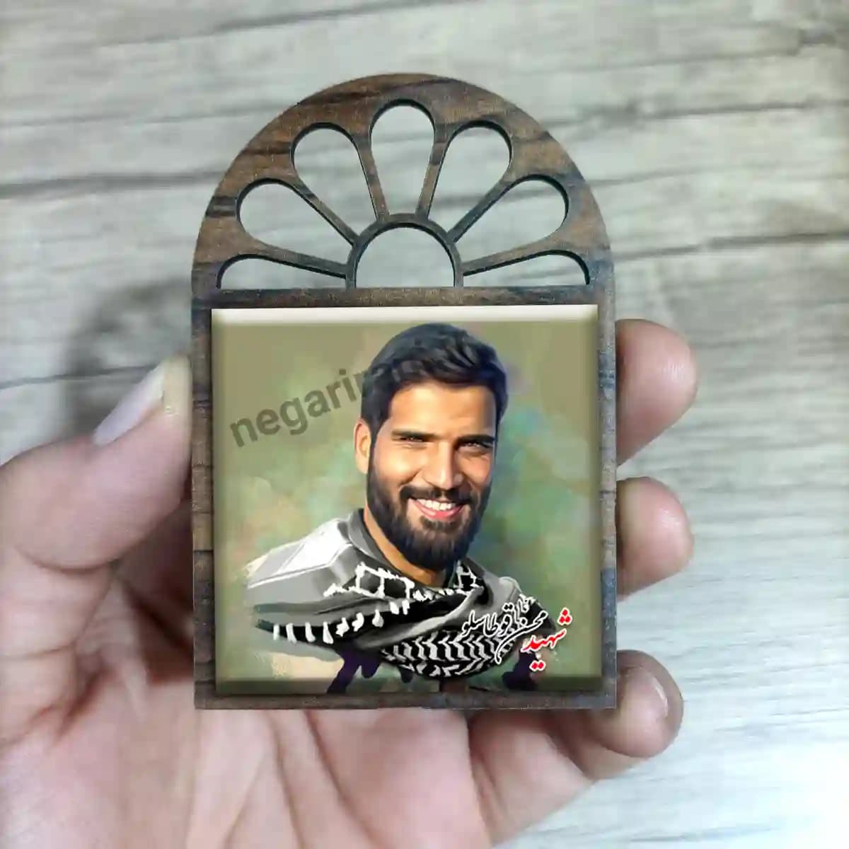 تندیس کاشی پنجره ای شهید محسن قوطاسلو مدل 2Z89 — تصویر ۳