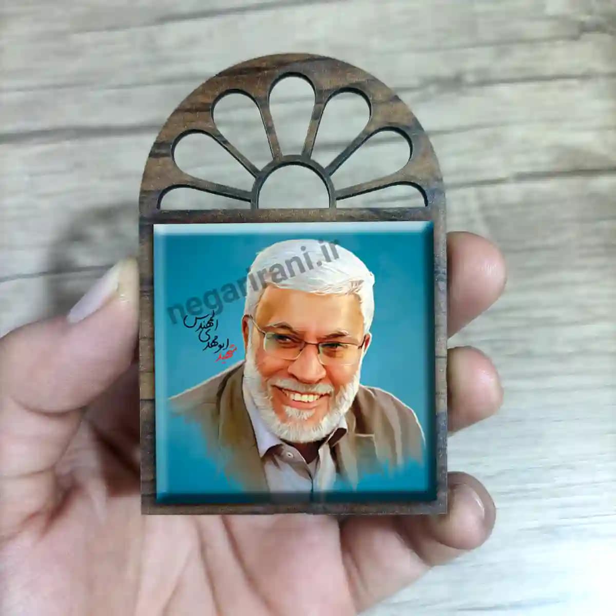 تندیس کاشی پنجره ای شهید ابومهدی المهندس مدل 2Z83 — تصویر ۳
