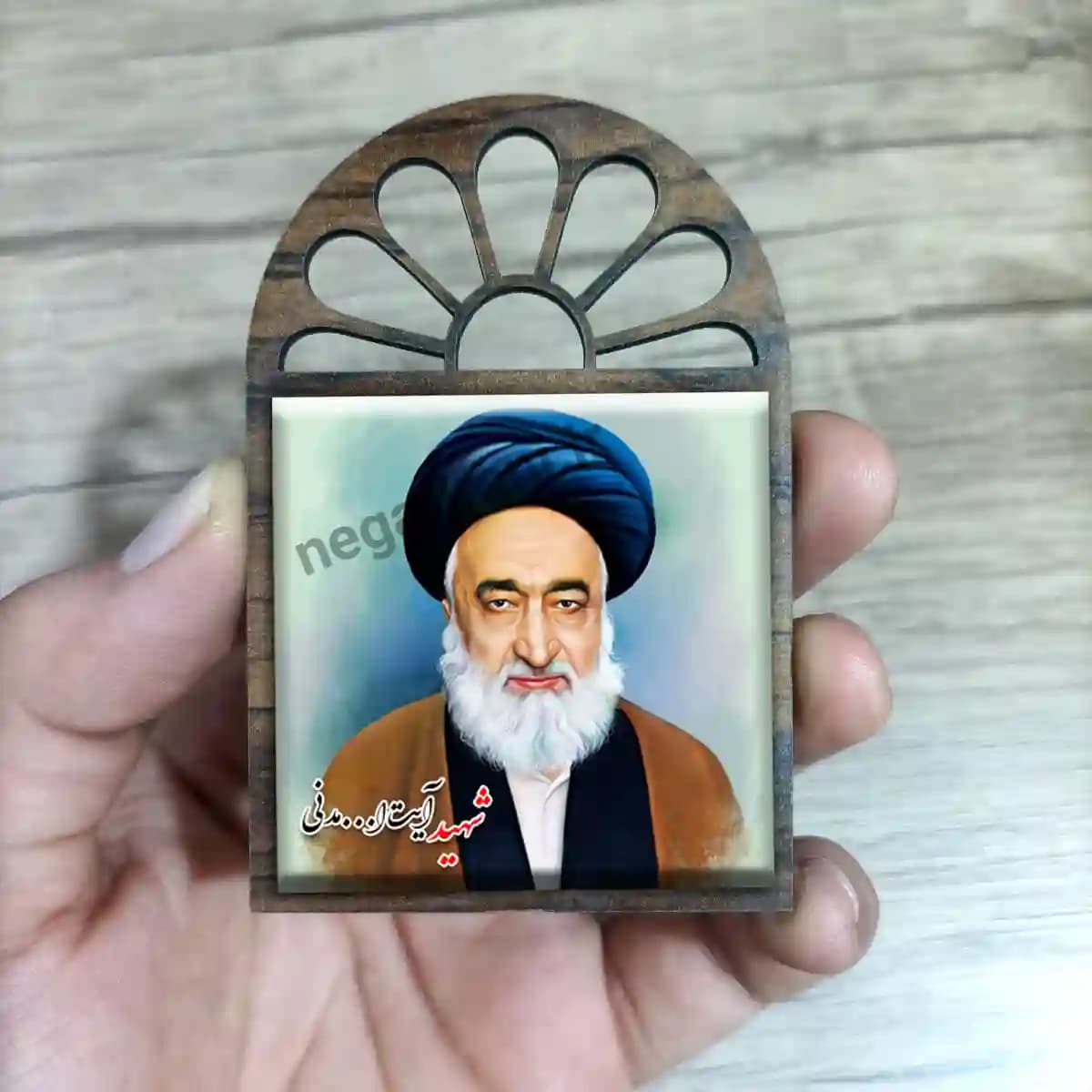 تندیس کاشی پنجره ای شهید آیت الله مدنی مدل 2Z78 — تصویر ۳