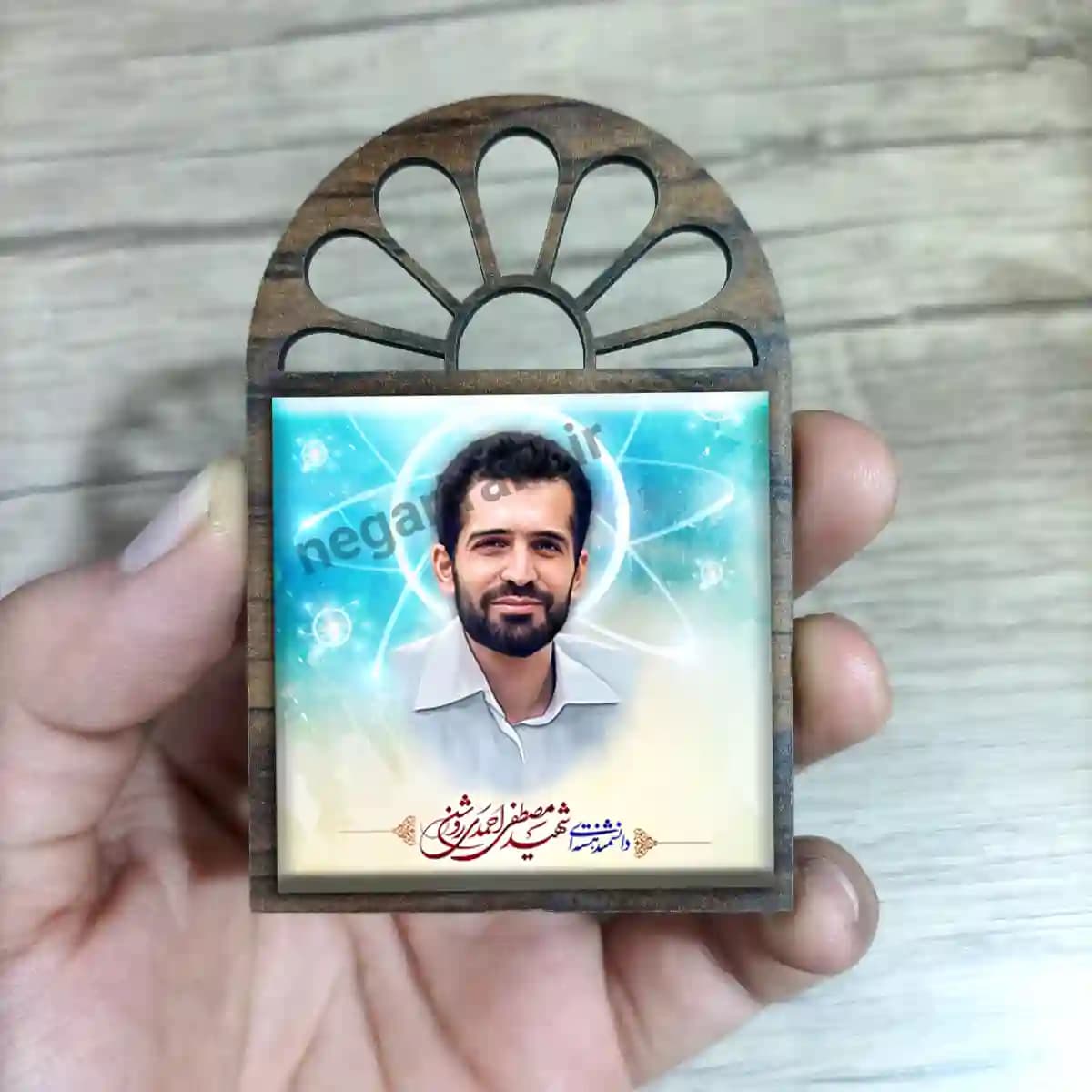 تندیس کاشی پنجره ای شهید احمدی روشن مدل 2Z76 — تصویر ۳