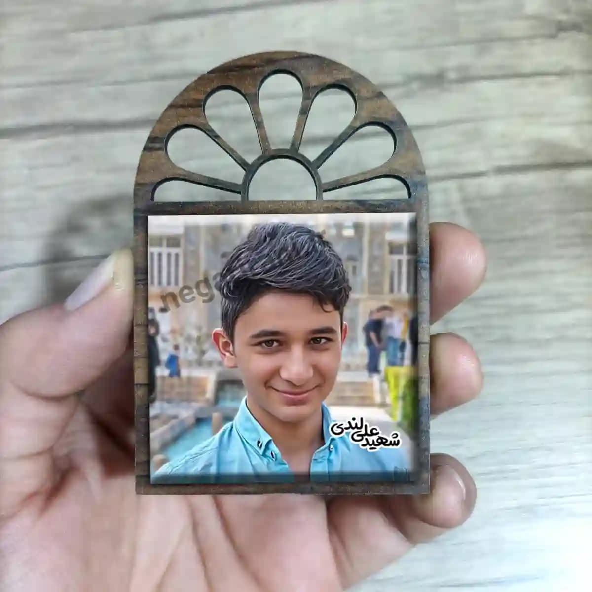 تندیس کاشی پنجره ای شهید علی لندی مدل 2Z74 — تصویر ۳