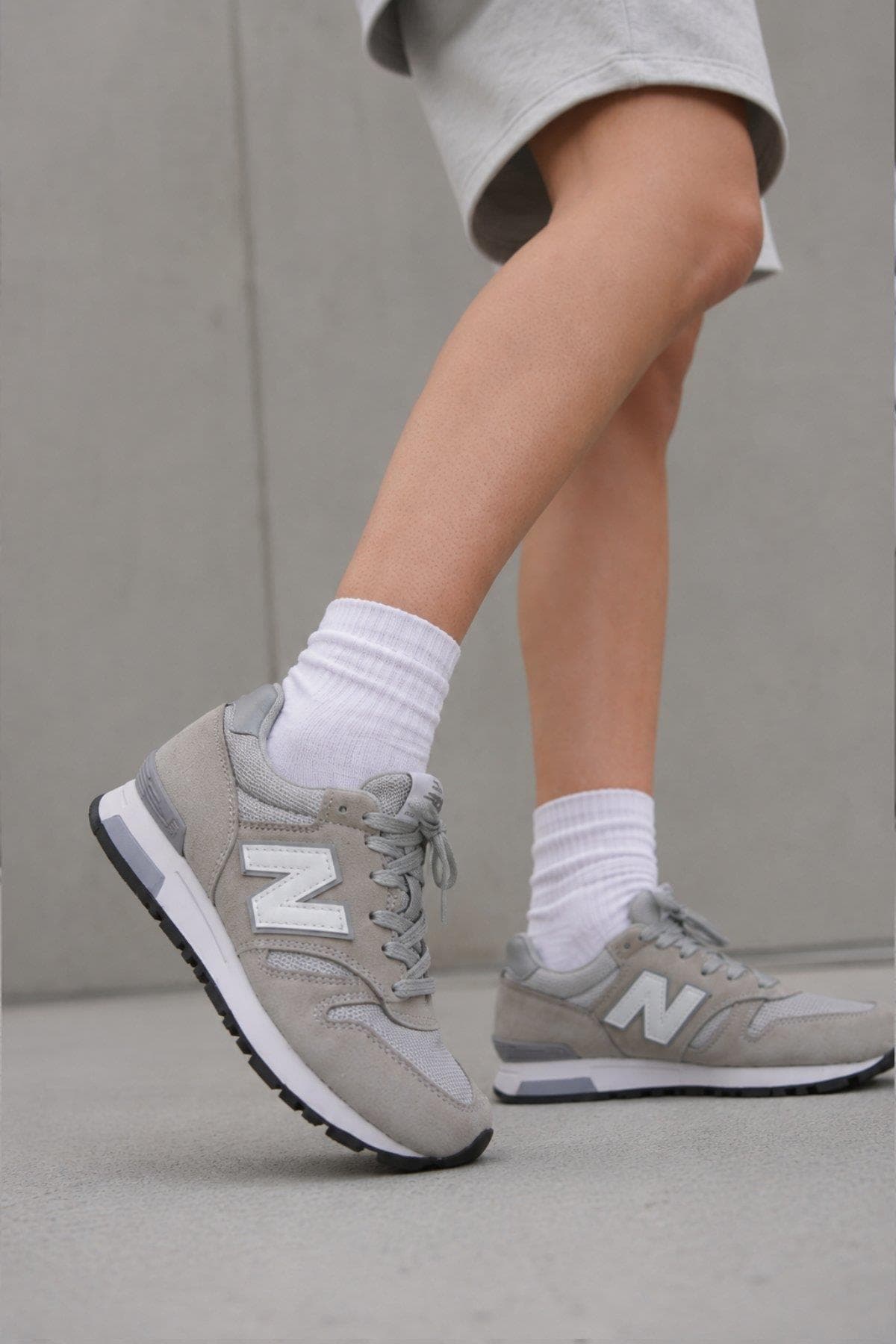 کفش اسنیکر نیو بالانس زنانه پارچه خاکستری بیسیک راسته کژوال/روزمره | New Balance U327WGC TR — تصویر ۲