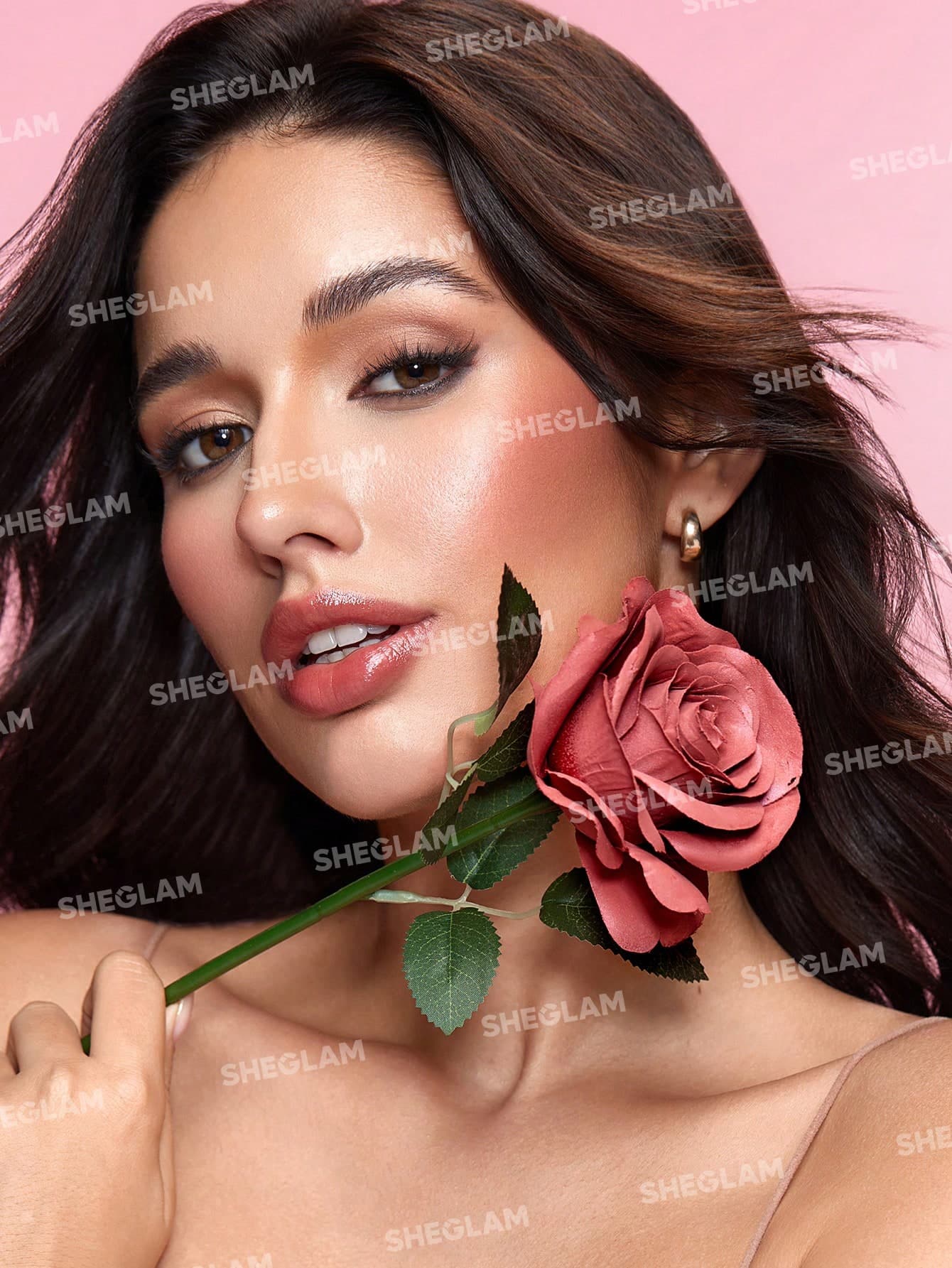 رژگونه کرمی طرح گل رز شیگلم Sheglam Pink Ribbon Rose Blush — تصویر ۴
