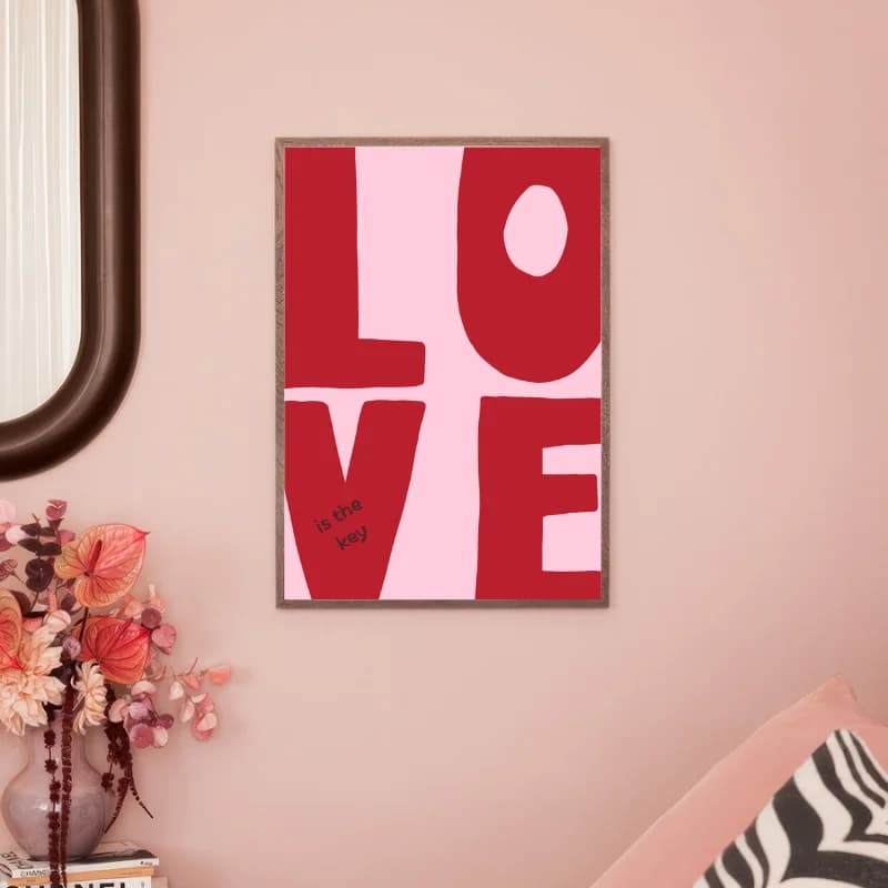 تابلو دکوراتیو نوشته Love is the key قرمز — تصویر ۲