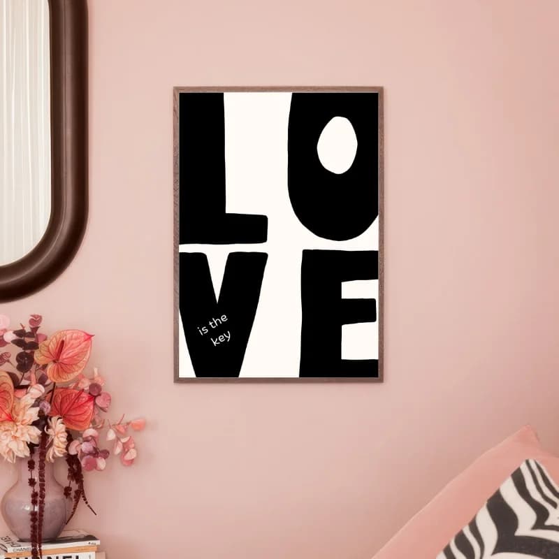 تابلو دکوراتیو نوشته Love is the key مشکی — تصویر ۲