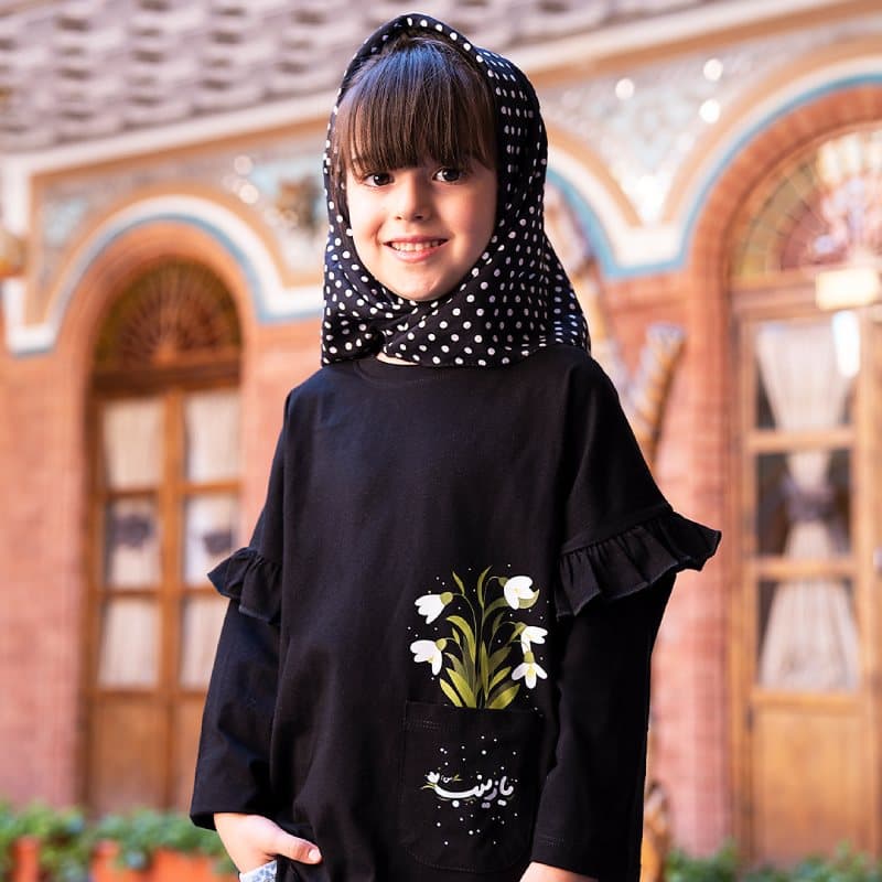 بلوز دخترانه مشکی طرح یازینب گل در جیب