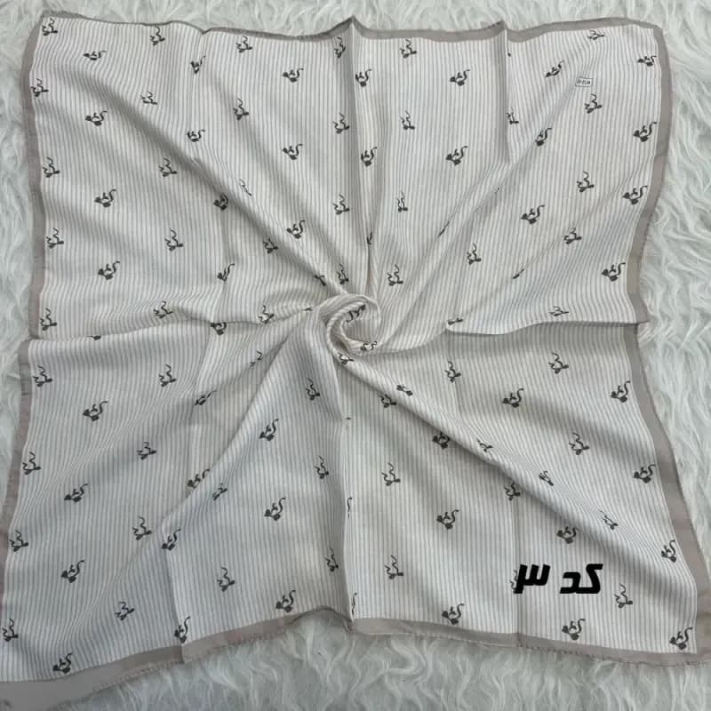 مینی اسکارف کرمی نخ قواره 65×65 سانتیمتر مناسب استفاده روزمره بدون آبرفت و رنگ رفت — تصویر ۴