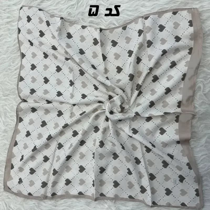 مینی اسکارف کرمی نخ قواره 65×65 سانتیمتر مناسب استفاده روزمره بدون آبرفت و رنگ رفت — تصویر ۲
