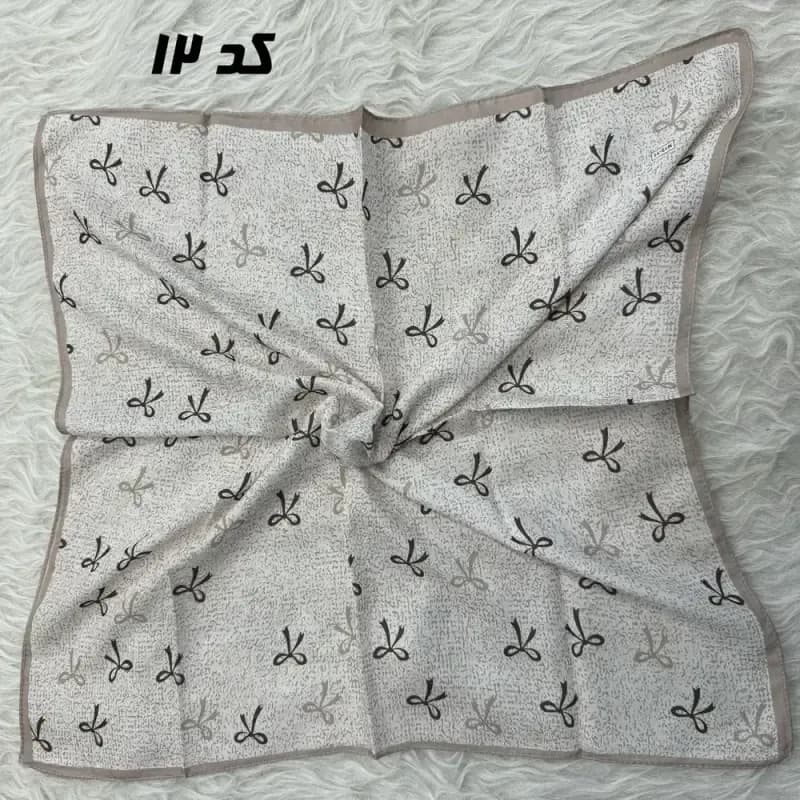 مینی اسکارف کرمی نخ قواره 65×65 سانتیمتر مناسب استفاده روزمره بدون آبرفت و رنگ رفت — تصویر ۷