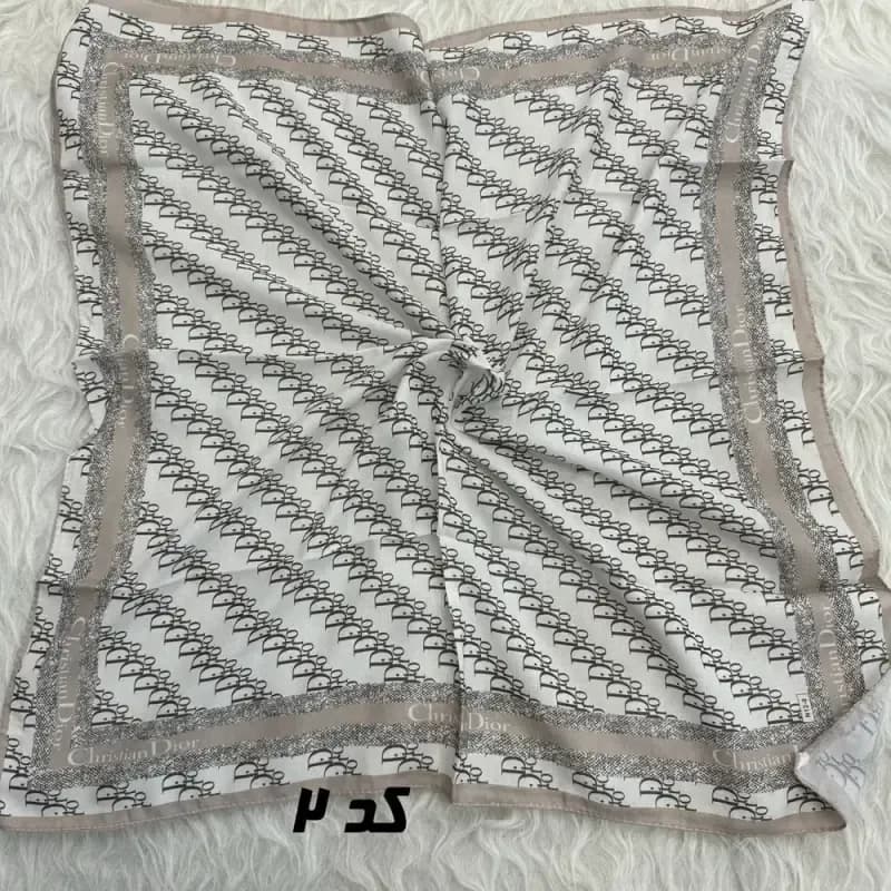 مینی اسکارف کرمی نخ قواره 65×65 سانتیمتر مناسب استفاده روزمره بدون آبرفت و رنگ رفت — تصویر ۵