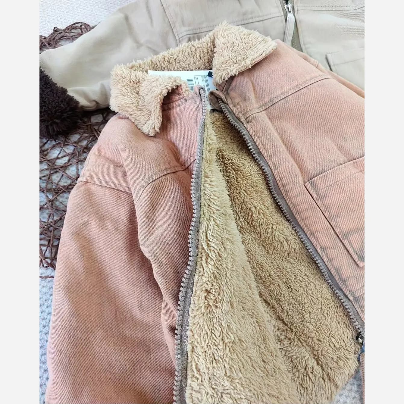 کت کاپشن بوفالو کتان خزدار بچگانه رنگ مسی و کرمی مناسب 1 تا 6 سال — تصویر ۲