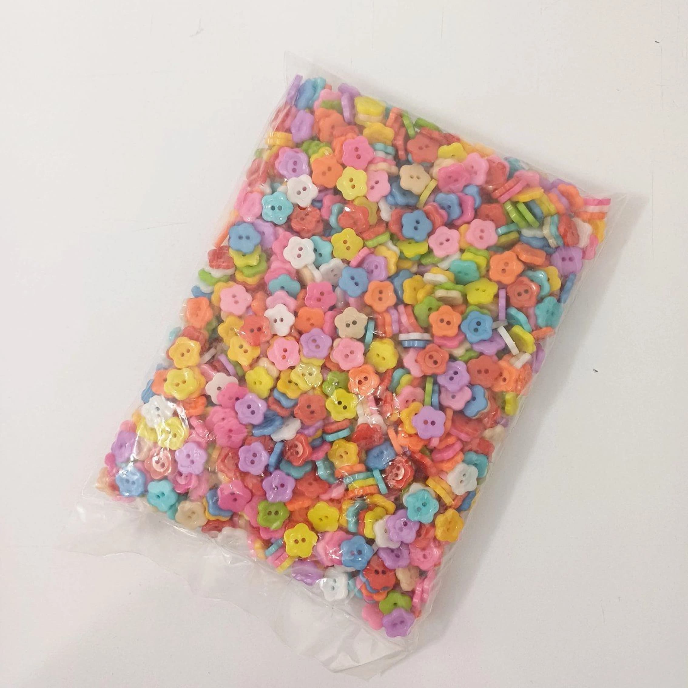 دکمه رنگارنگ گل 13میل عمده (240گرمی)حدود 950 تا هزار عدد
