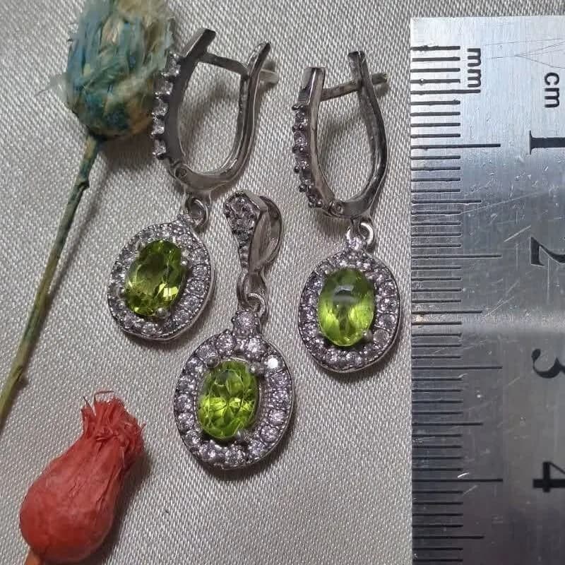 نیم ست نقره زبرجد اصل و معدنی (گوشواره و گردنبند) روکش طلا سفید آقابزرگ Med44 — تصویر ۲