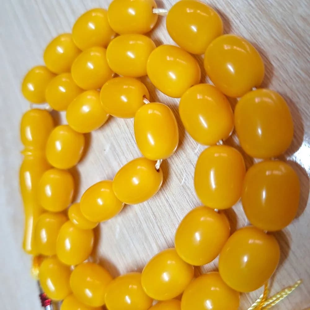 تسبیح سندلوس 33 دانه بودار تراش خربزه‌ای زرد شکیل کد 1028آقابزرگ — تصویر ۳