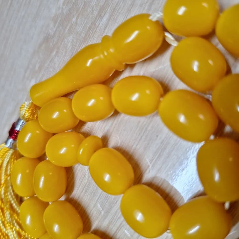 تسبیح سندلوس 33 دانه بودار تراش خربزه‌ای زرد شکیل کد 1028آقابزرگ — تصویر ۴