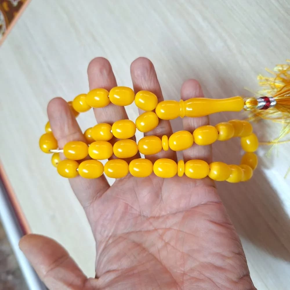تسبیح سندلوس 33 دانه بودار تراش خربزه‌ای زرد شکیل کد 1028آقابزرگ — تصویر ۲