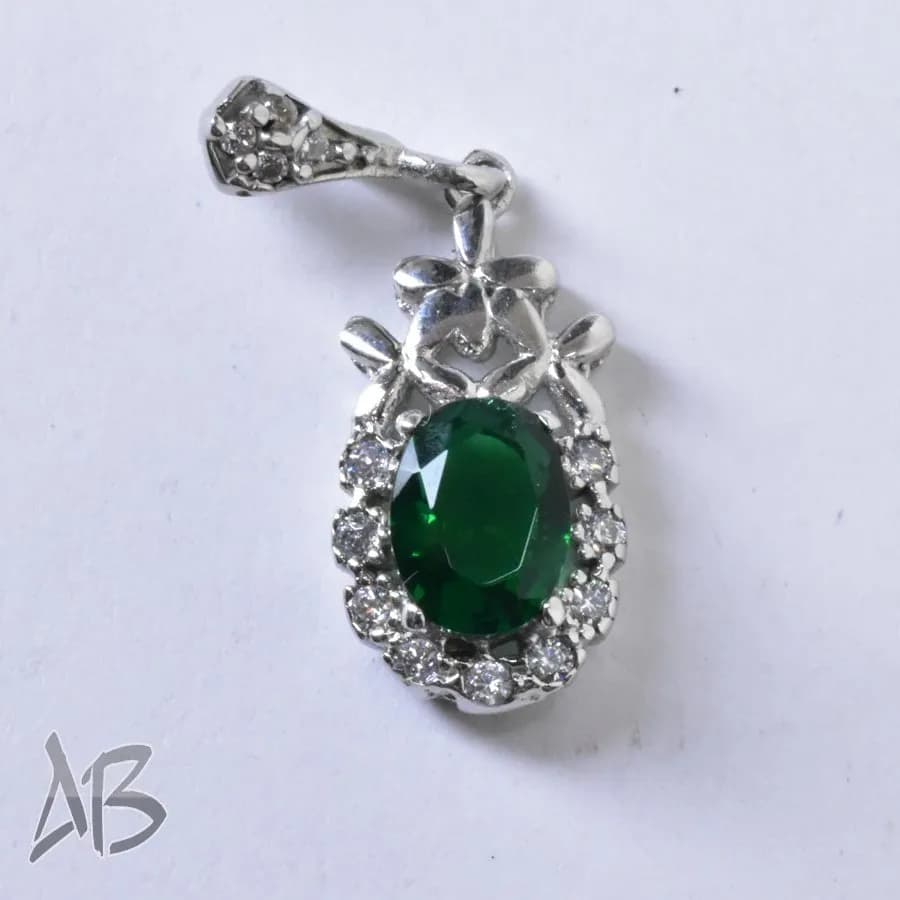 گردنبند یا گردن آویز نقره نگین سبز عیار 925 آقابزرگ کد Med22 — تصویر ۳