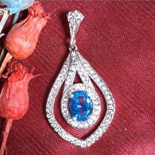 گردنبند یا مدالی نقره 925 نگین توپاز اصل برلیان کات بسیار زیبا آقابزرگ کد Med18