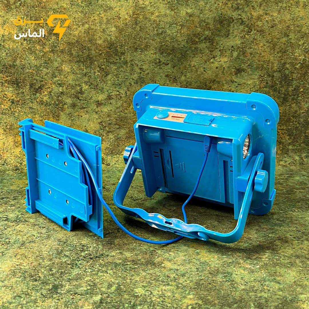 پروژکتور خورشیدی ۵۰ وات مدل YK-918 اصلی همراه 3 باطری قابل تعویض و پنل متغیر با 3 متر کابل — تصویر ۴