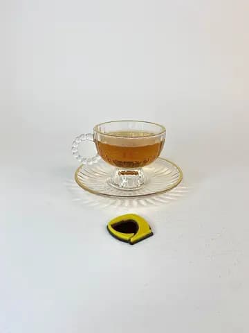 استکان چای خوری بلور شیاردار دسته مرواردیدی لبه طلایی با نعلبکی — تصویر ۲