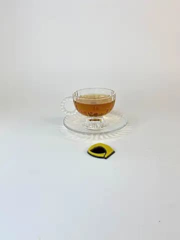 استکان چای خوری بلور شیاردار دسته مرواردیدی لبه ساده با نعلبکی — تصویر ۳