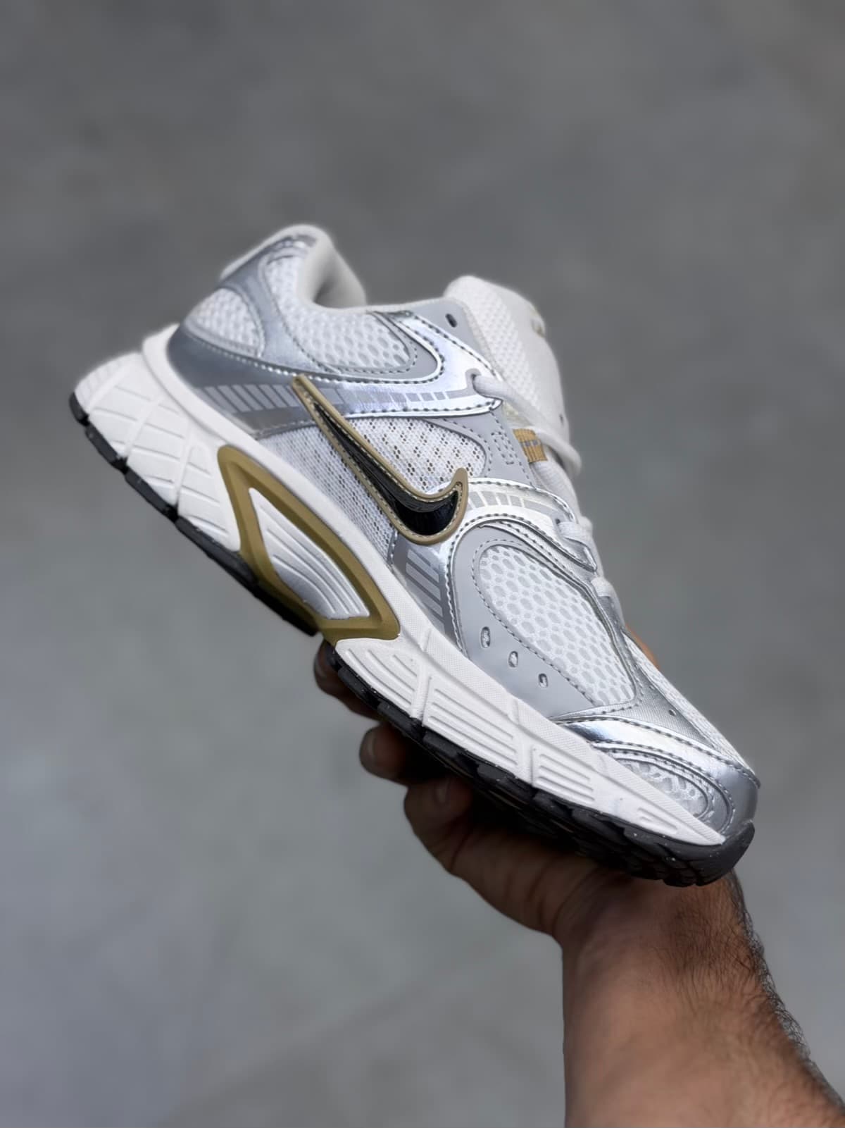 کتونی نایک وی فایو نقره ای طلایی Nike V5 RNR Parachute Beige — تصویر ۲