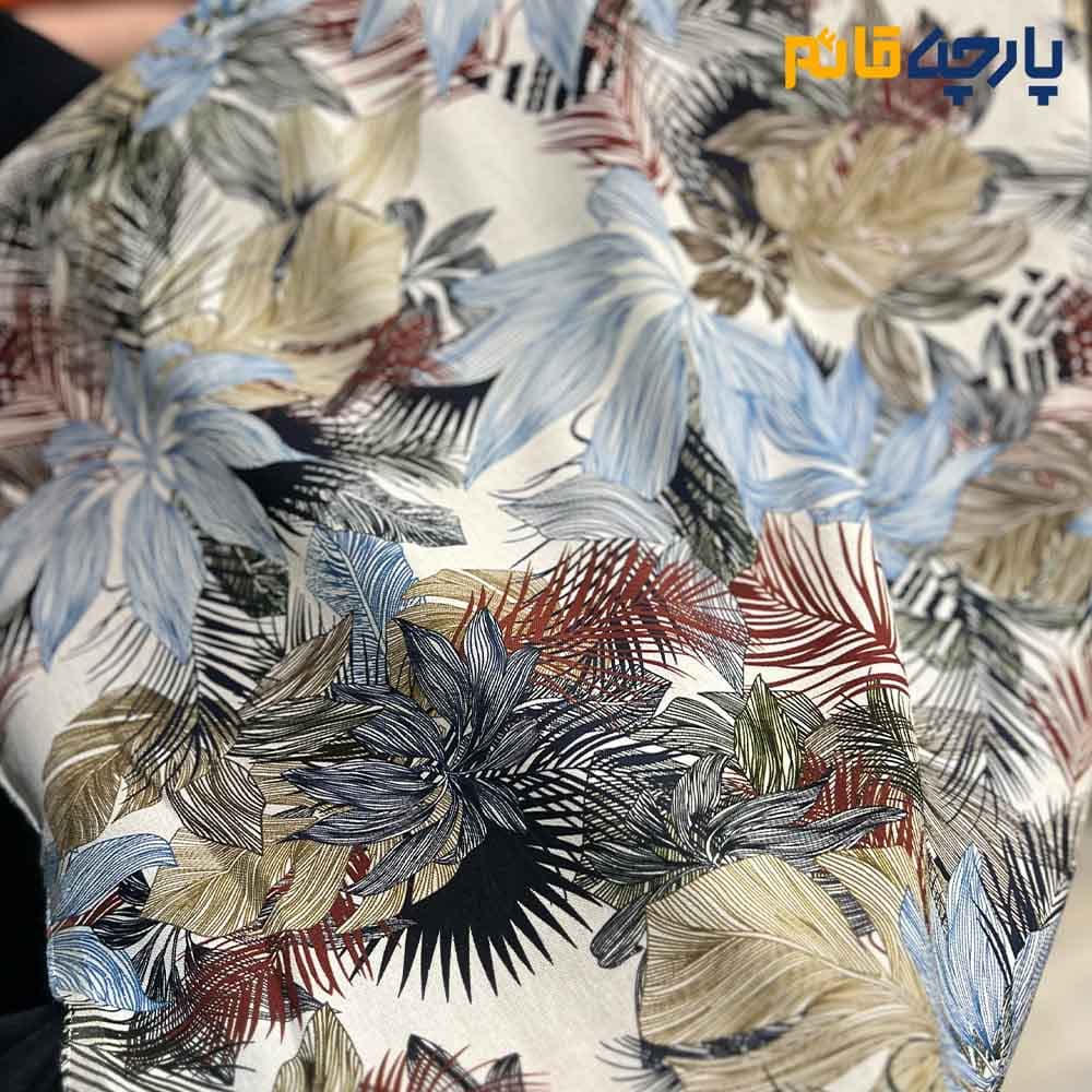 پارچه بهاره تابستانه لینن طرحدار ایتالیایی زمینه سفید گل آبی و سرمه ای کد ۴۹۵۲ — تصویر ۲
