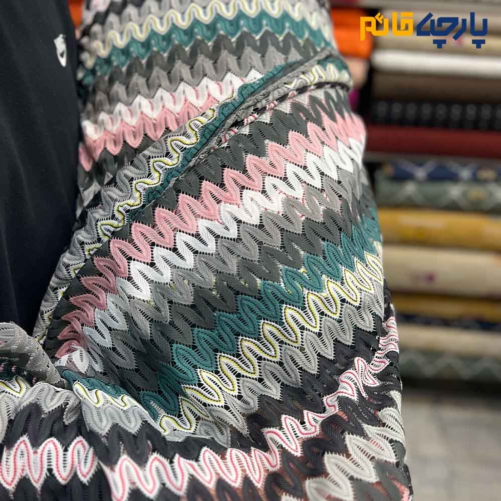 پارچه بهاره و تابستانه میسونی بهاره طرح زیگزاگ صورتی-سبز-طوسی-سفید کد 4903