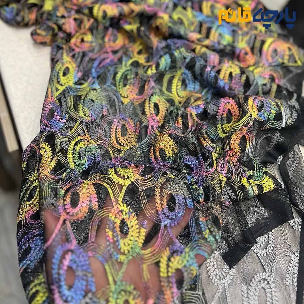 پارچه بهاره و تابستانه میسونی بهاره طرح دایره ای رنگی زمینه مشکی کد 4899 — تصویر ۲