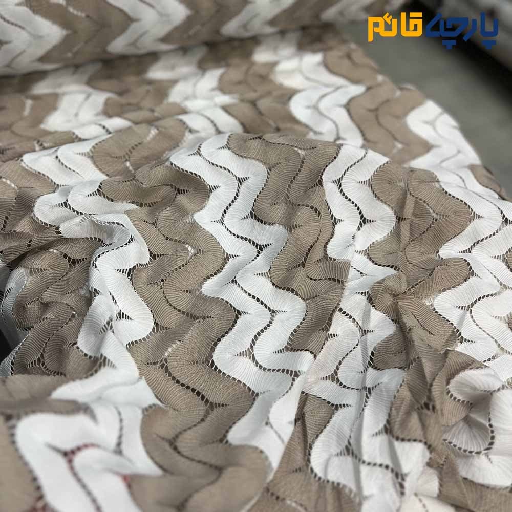 پارچه بهاره و تابستانه میسونی بهاره طرح زیگزاگ رنگ سفید و کرم نسکافه ای کد 4891 — تصویر ۲