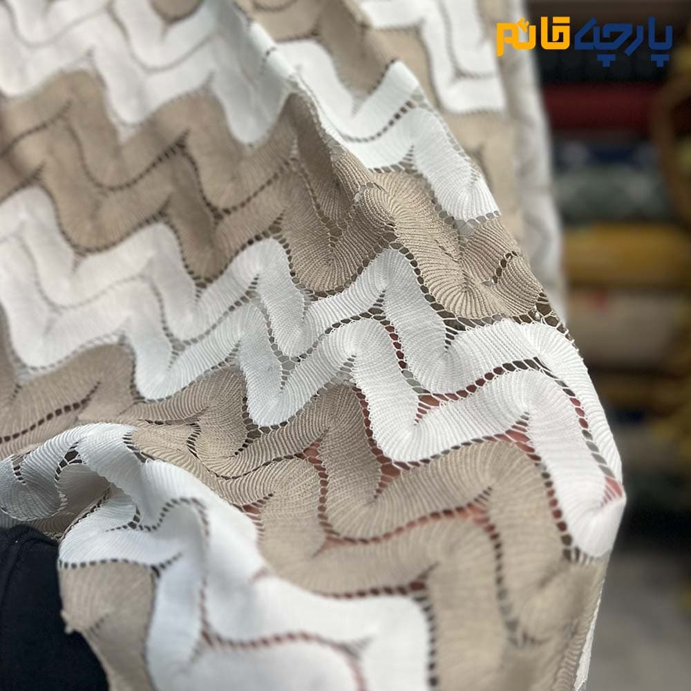 پارچه بهاره و تابستانه میسونی بهاره طرح زیگزاگ رنگ سفید و کرم نسکافه ای کد 4891