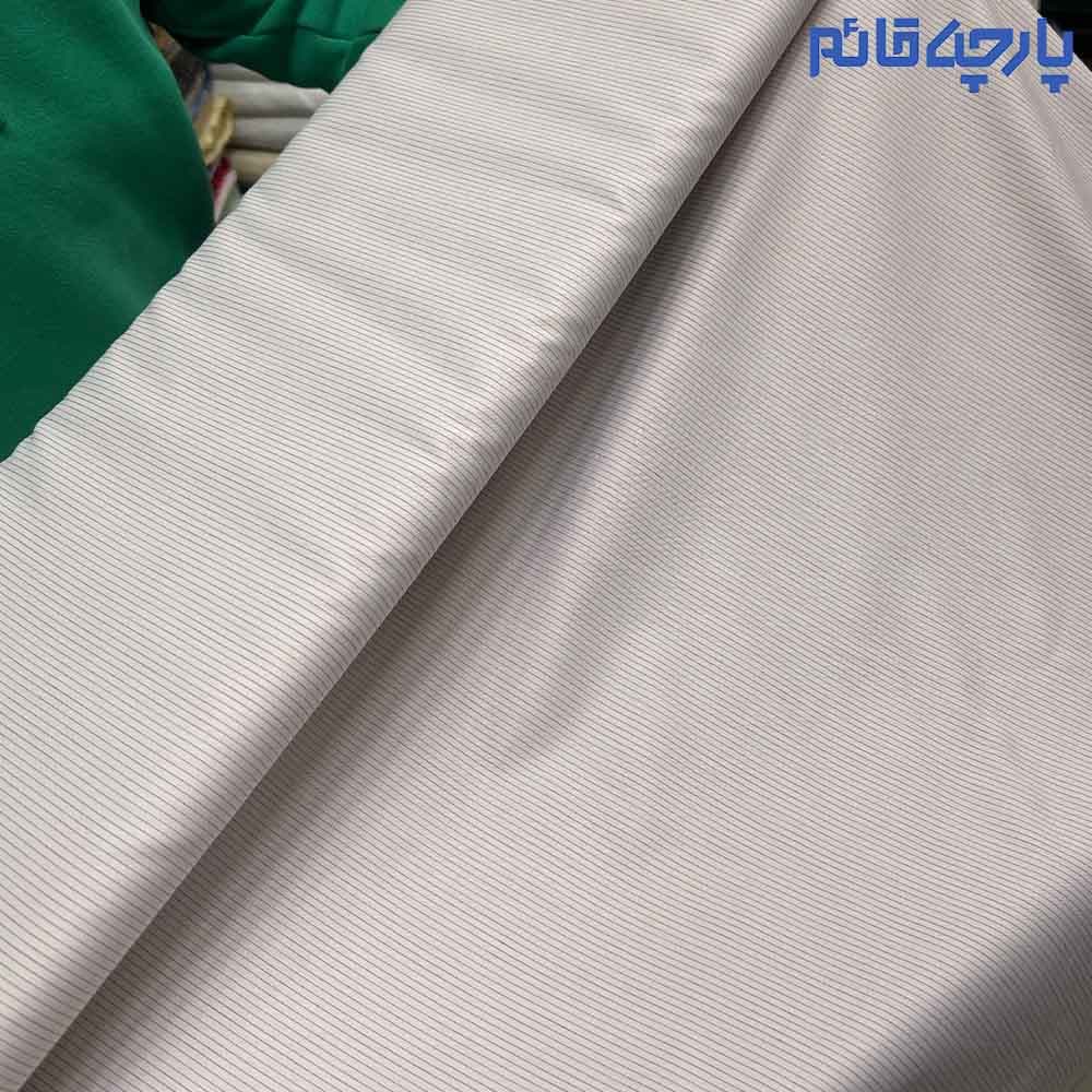 پارچه مردانه پیراهنی مردانه تترون تایلندی راه راه ریز زمینه طوسی روشن خط زرشکی کد 4511