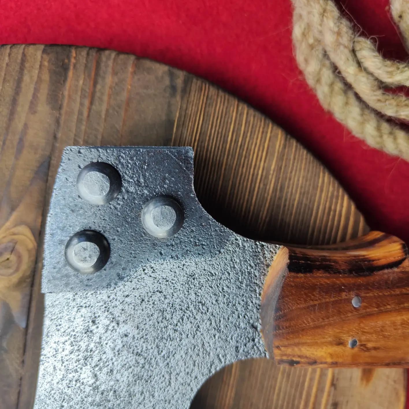 تبر چکشی فولاد یکتکه هما مدل سفارشی (تیغه ck75و دسته چوب گردو) دست ساز زنجان — تصویر ۹